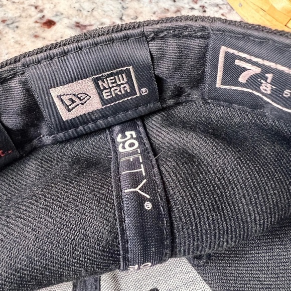 Preowned Phillies Black New Era 59fifty size 7 1/8. True fitted hat - Picture 6 of 8